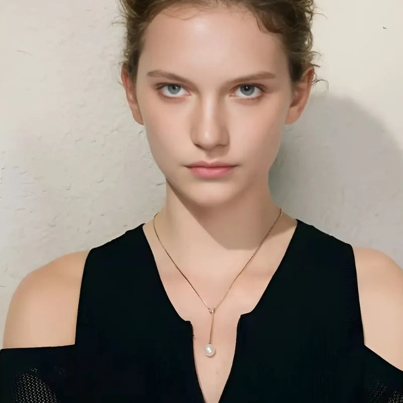 Collier en acier inoxydable Violeta porté par un mannequin