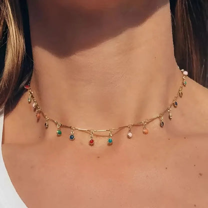 Collier ras de cou Valeria porté par un mannequin